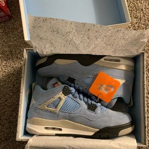 Jordan 4 UNC